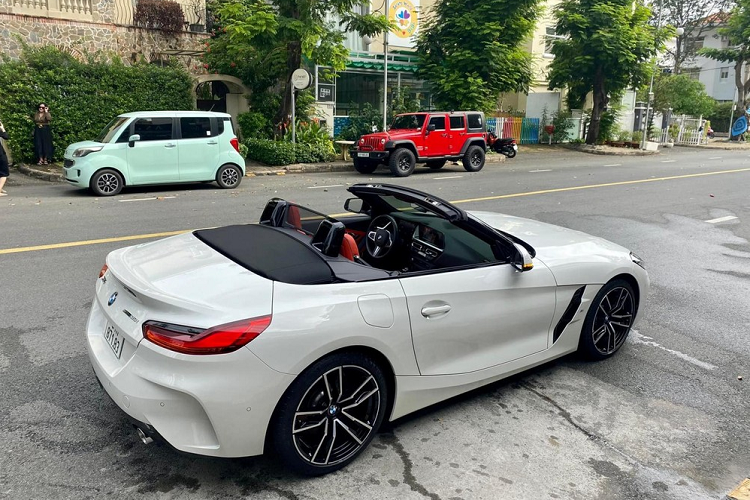 Theo như chia sẻ của ông chủ 1 công ty xe sang ở quận 7, Thành phố Hồ Chí Minh, chiếc xe thể thao mui trần BMW Z4 của Minh Nhựa mới bán lại cho mình chỉ chạy quãng đường 900 km, với số đồng hồ công tơ mét này cho thấy, con trai độc nhất của một đại gia ngành nhựa tỏ ra rất ít khi chạy xe BMW Z4.
