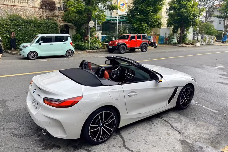 Theo như chia sẻ của ông chủ 1 công ty xe sang ở quận 7, Thành phố Hồ Chí Minh, chiếc xe thể thao mui trần BMW Z4 của Minh Nhựa mới bán lại cho mình chỉ chạy quãng đường 900 km, với số đồng hồ công tơ mét này cho thấy, con trai độc nhất của một đại gia ngành nhựa tỏ ra rất ít khi chạy xe BMW Z4.