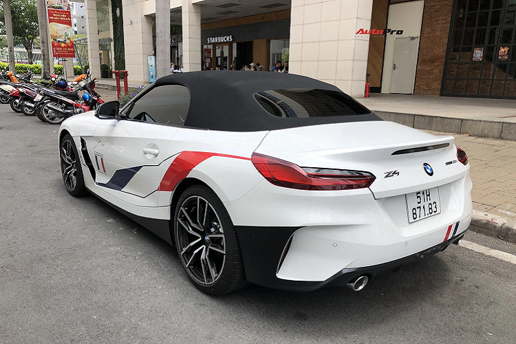 Hiện chưa rõ mức giá xe BMW của Minh Nhựa với ông chủ công ty mua bán xe đã qua sử dụng với mẫu xe thể thao mui trần BMW Z4 sDrive30i này, chỉ biết rằng, giá xe BMW Z4 chính hãng bản sDrive30i hiện tại là 3,41 tỷ đồng chưa bao gồm chi phí lăn bánh cũng như tùy chọn.