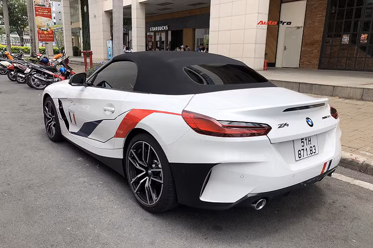 Hiện chưa rõ mức giá xe BMW của Minh Nhựa với ông chủ công ty mua bán xe đã qua sử dụng với mẫu xe thể thao mui trần BMW Z4 sDrive30i này, chỉ biết rằng, giá xe BMW Z4 chính hãng bản sDrive30i hiện tại là 3,41 tỷ đồng chưa bao gồm chi phí lăn bánh cũng như tùy chọn.