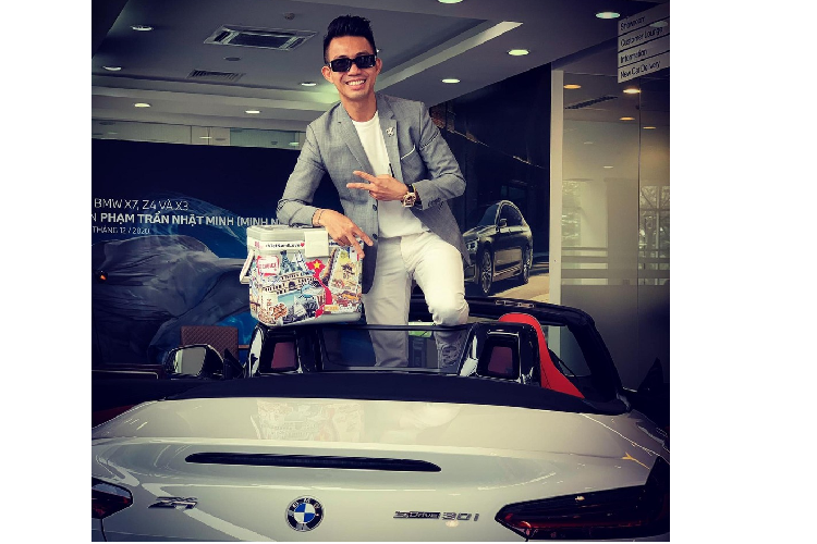 Như vậy, chỉ sau gần 1 năm mua 3 chiếc xe BMW chính hãng, Minh Nhựa được cho là đã bán đi BMW X3 cũng như BMW Z4 và chưa rõ số phận của chiếc xe BMW X7 hiện nay ra sao. Nhiều nguồn tin cho rằng, xe X7 được bố của Minh Nhựa thường xuyên sử dụng.