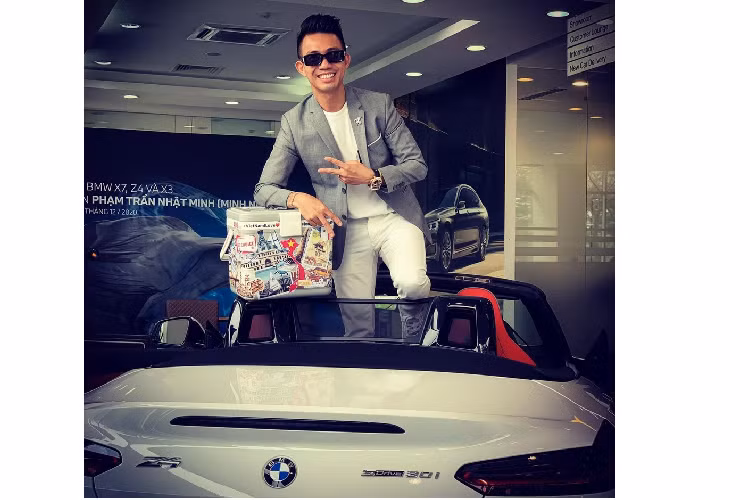 Như vậy, chỉ sau gần 1 năm mua 3 chiếc xe BMW chính hãng, Minh Nhựa được cho là đã bán đi BMW X3 cũng như BMW Z4 và chưa rõ số phận của chiếc xe BMW X7 hiện nay ra sao. Nhiều nguồn tin cho rằng, xe X7 được bố của Minh Nhựa thường xuyên sử dụng.