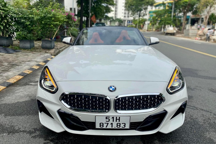 Chiếc xe BMW Z4 của Minh Nhựa trước khi về tay 1 người chuyên thu mua xe đã qua sử dụng. Quả đúng như tin đồn, chỉ 3 tháng sau đó, chiếc xe BMW X3 đã được Minh Nhựa bán lại cho 1 người chuyên thu mua xe đã qua sử dụng. Tại thời điểm đó, chiếc xe BMW của chủ nhân Pagani Huayra chỉ mới chạy chưa quá 2.000 km.