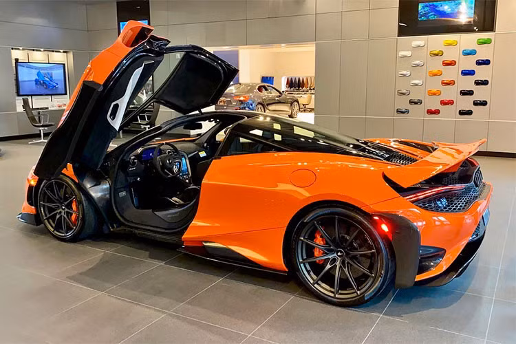 Khoang lái của siêu xe phiên bản giới hạn McLaren 765LT chỉ gói gọn trong một từ mà các dân chơi đều muốn xe của mình có càng nhiều càng tốt, đó chính là carbon. Ngoài ra là da Alcantara màu đen. Để giúp McLaren 765LT có trọng lượng lý tưởng là 1.229 kg, hãng xe Anh quốc đã bỏ đi trang bị tiêu chuẩn là loa và hệ thống điều hoà. Nếu khách Việt nào có ý định mua McLaren 765LT hãy bảo hãng bỏ các đồ chơi này vào lại trong nội thất nhưng nhớ rằng mình không có mất tiền cho hai trang bị này đâu nhé.