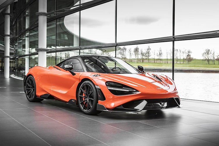 Siêu xe hàng hiếm McLaren 765LT còn được trang bị một cánh gió đuôi cố định không phải dạng vừa đâu nhằm để giúp xe tăng lực ép xuống mặt đường một cách tốt nhất. Xe còn có một hệ thống treo mới mang đến cái cảm giác ra vào cua cho người lái phê nhất.