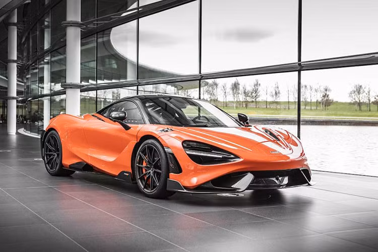 Siêu xe hàng hiếm McLaren 765LT còn được trang bị một cánh gió đuôi cố định không phải dạng vừa đâu nhằm để giúp xe tăng lực ép xuống mặt đường một cách tốt nhất. Xe còn có một hệ thống treo mới mang đến cái cảm giác ra vào cua cho người lái phê nhất.