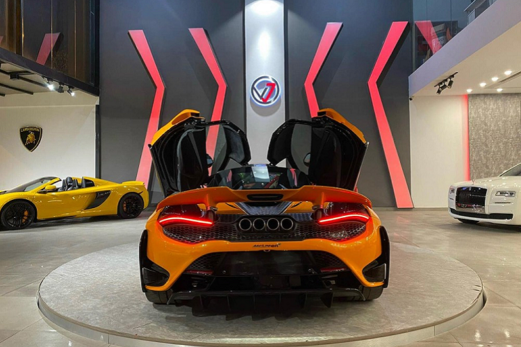 Hình ảnh chiếc siêu xe McLaren 765LT bên trong showroom xe của một công ty nhập khẩu siêu xe có tiếng ở quận 7, TP. HCM. Dòng siêu xe McLaren 765LT chỉ được sản xuất giới hạn 765 chiếc và đã có chiếc đầu tiên được mang về nước theo diện nhập khẩu không chính hãng. McLaren 765LT đầu tiên về Việt Nam sở hữu màu sơn cam óng ả cùng hàng loạt chi tiết ở ngoại thất bằng carbon để tạo điểm nhấn cho xe.