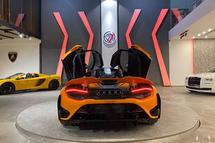 Hình ảnh chiếc siêu xe McLaren 765LT bên trong showroom xe của một công ty nhập khẩu siêu xe có tiếng ở quận 7, TP. HCM. Dòng siêu xe McLaren 765LT chỉ được sản xuất giới hạn 765 chiếc và đã có chiếc đầu tiên được mang về nước theo diện nhập khẩu không chính hãng. McLaren 765LT đầu tiên về Việt Nam sở hữu màu sơn cam óng ả cùng hàng loạt chi tiết ở ngoại thất bằng carbon để tạo điểm nhấn cho xe.