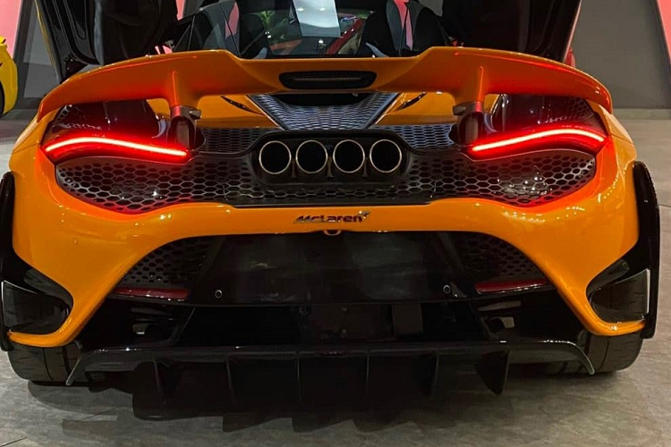 McLaren 765LT sẽ là một chiếc siêu xe đua drag đỉnh hơn nữa so với McLaren 720S . Đầu tiên chính là việc khối động cơ V8, dung tích 4.0 lít, tăng áp kép quen thuộc của siêu xe McLaren 720S vẫn được trang bị cho McLaren 765LT. Nhưng các kỹ sư Anh đã "phù phép" lại nhằm mang đến cho xe công suất tối đa 755 mã lực, cao hơn 35 mã lực so với McLaren 720S. McLaren 765LT cũng chính là chiếc siêu xe McLaren có số lượng ống xả nhiều nhất hiện nay, với cụm pô tròn 4 lỗ xếp hàng ngang, hứa hẹn sẽ mang đến những âm thanh rất thú vị và đáng gờm hơn so với những gì McLaren 720S đã thể hiện quá tốt.
