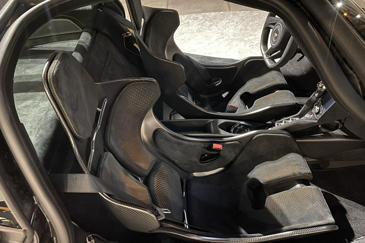 Hiện chưa rõ mức giá xe McLaren 765LT đầu tiên về Việt Nam nhưng giới mê xe ước tính sẽ có giá trên 33 tỷ đồng. Một số thị trường Đông Nam Á khác, McLaren 765LT đang được bán tại Thái Lan bắt đầu từ 35 tỷ đồng và còn ở Singapore, các đại gia phải chi ra số tiền 1,6 triệu SGD, tương đương 29,7 tỷ đồng để sở hữu siêu xe bản giới hạn của McLaren 720S. Giá xe McLaren 765LT ở SIngapore chưa kể chi phí mua giấy phép sử dụng xe COE. Tại thị trường Mỹ, siêu xe bản giới hạn McLaren 765LT được chào bán khoảng 358.000 đô la, tương đương 8,26 tỷ đồng.