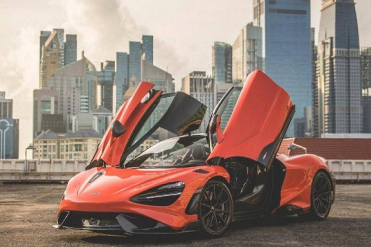 Hiện các nước ở khu vực Asean cũng đã sở hữu ít nhất mỗi nước một chiếc McLaren 765LT, 1 số nước có hơn 2 xe giới hạn McLaren 765LT như Thái Lan hay Singapore. Hình ảnh chụp lại cho thấy, chiếc siêu xe giới hạn McLaren 765LT đầu tiên về Việt Nam có màu cam nhưng là McLaren Orange không phải màu sơn Nardo Orange như một số siêu xe McLaren 765LT ở Campuchia, Lào hay Thái Lan sở hữu. Trong cách đặt tên truyền thống này, rất dễ nhận ra dụng ý của con số 765 chính là số lượng siêu xe McLaren 765LT được sản xuất trên toàn thế giới. Còn hai chữ LT là viết tắt của Long Tail.