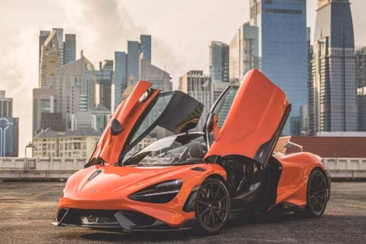 Hiện các nước ở khu vực Asean cũng đã sở hữu ít nhất mỗi nước một chiếc McLaren 765LT, 1 số nước có hơn 2 xe giới hạn McLaren 765LT như Thái Lan hay Singapore. Hình ảnh chụp lại cho thấy, chiếc siêu xe giới hạn McLaren 765LT đầu tiên về Việt Nam có màu cam nhưng là McLaren Orange không phải màu sơn Nardo Orange như một số siêu xe McLaren 765LT ở Campuchia, Lào hay Thái Lan sở hữu. Trong cách đặt tên truyền thống này, rất dễ nhận ra dụng ý của con số 765 chính là số lượng siêu xe McLaren 765LT được sản xuất trên toàn thế giới. Còn hai chữ LT là viết tắt của Long Tail.