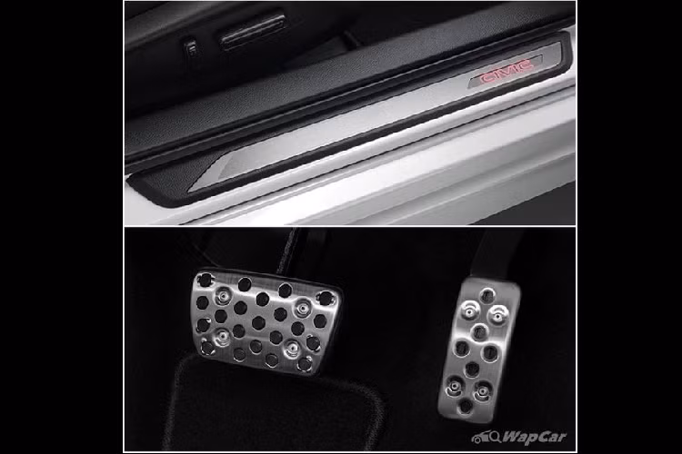 Mặt khác, gói Modulo Aero Package sẽ giúp diện mạo của Honda Civic 2022 hoàn chỉnh hơn nhờ có cản trước / sau thể thao hơn và bổ sung ốp sườn bắt mắt. Gói này có giá 18.500 baht (khoảng 12,7 triệu đồng).