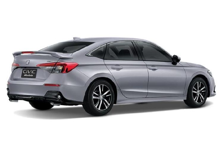 Trong đó, gói Sport Package cho Honda Civic 2022 có giá rẻ nhất, chỉ 8.900 baht (khoảng 6,1 triệu đồng), bổ sung tấm lót cho lưới tản nhiệt, một cặp khe gió giả trên cản sau giúp đuôi xe trong bắt mắt hơn.
