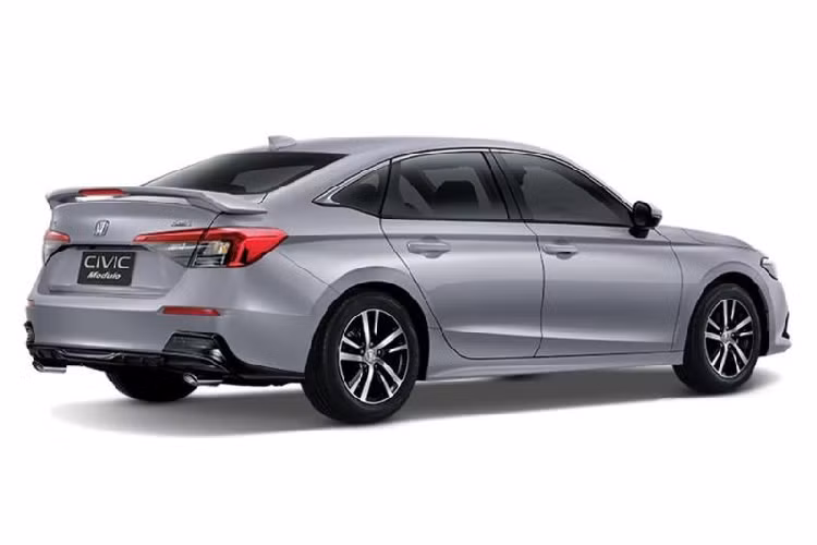 Trong đó, gói Sport Package cho Honda Civic 2022 có giá rẻ nhất, chỉ 8.900 baht (khoảng 6,1 triệu đồng), bổ sung tấm lót cho lưới tản nhiệt, một cặp khe gió giả trên cản sau giúp đuôi xe trong bắt mắt hơn.