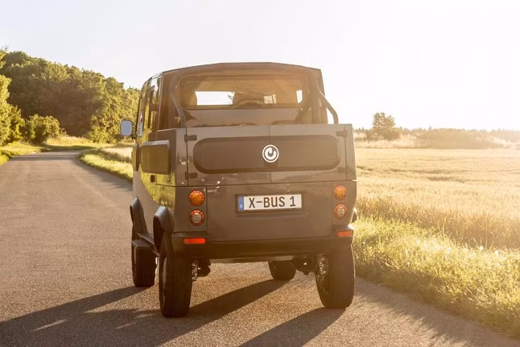 Điều này giải thích tại sao cụm pin tiêu chuẩn của xe chỉ có dung lượng 10 kWh, nhưng nhiêu đó là đủ cung cấp cự li di chuyển 200 km trên một lần sạc. Electric Brands cũng đưa ra tùy chọn cụm pin 30 kWh, tăng cự li di chuyển lên 600 km.