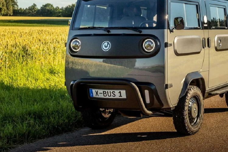 Xe có ngăn chứa cụm pin ở giữa. Chúng sẽ có thể được hoán đổi tại một đại lý hoặc bởi hai người mà không cần công cụ chuyên dụng. Ban đầu sẽ có 600 đại lý ở châu Âu và cuối cùng sẽ mở rộng lên 1.000 địa điểm.