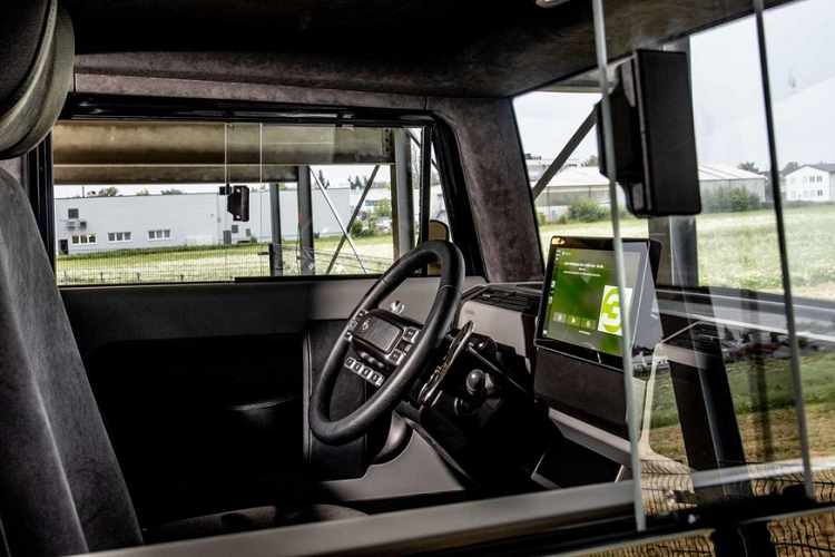 Vì được phân hạng L7e, trọng tải của xe được giới hạn ở mức 450 kg hoặc 600 kg đối với vận tải hàng hóa. Các tiêu chuẩn an toàn của xe cũng đỡ khắt khe hơn so với ôtô thông thường.