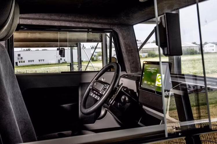 Vì được phân hạng L7e, trọng tải của xe được giới hạn ở mức 450 kg hoặc 600 kg đối với vận tải hàng hóa. Các tiêu chuẩn an toàn của xe cũng đỡ khắt khe hơn so với ôtô thông thường.