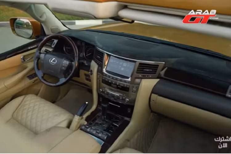 Nó chắc sẽ chạy nhanh hơn đáng kể so với lúc đầu nhờ giảm đáng kể trọng lượng sau khi cắt bỏ phần nóc. Nói là vậy, nhưng nếu không có hệ thống treo cứng cáp hơn, có lẽ người lái cũng nên cẩn thận khi phóng nhanh bằng chiếc xe này.