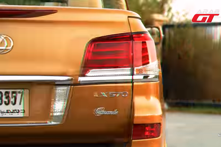 Chiếc Lexus LX “mui trần toàn tập” này có biển số và được lái trên đường công cộng, đồng nghĩa nó đã được cấp phép và đăng ký đầy đủ.