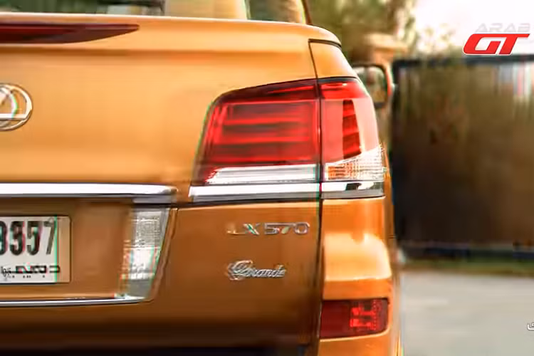 Chiếc Lexus LX “mui trần toàn tập” này có biển số và được lái trên đường công cộng, đồng nghĩa nó đã được cấp phép và đăng ký đầy đủ.