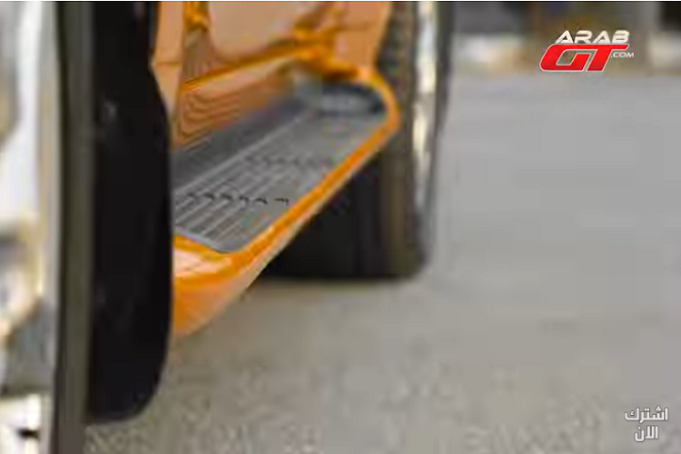 Ngoài ra còn có một số đèn LED bổ sung như bạn mong đợi từ một bản độ thiên hướng off-road, trong khi khung chống lật kiêm vai trò một điểm đậu cho chim săn mồi đã qua huấn luyện là sự thay đổi duy nhất được thực hiện đối với nội thất.