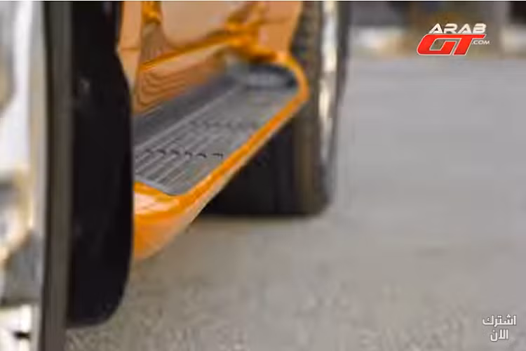 Ngoài ra còn có một số đèn LED bổ sung như bạn mong đợi từ một bản độ thiên hướng off-road, trong khi khung chống lật kiêm vai trò một điểm đậu cho chim săn mồi đã qua huấn luyện là sự thay đổi duy nhất được thực hiện đối với nội thất.