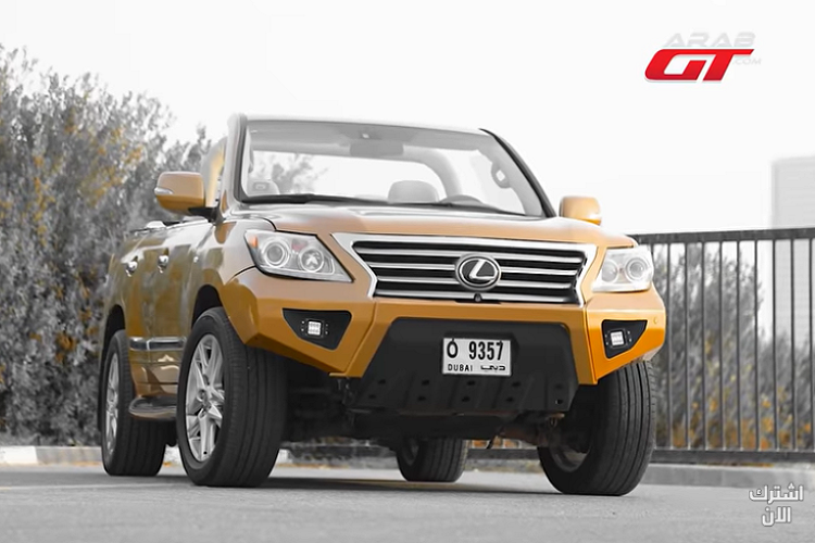 Một khung chống lật đã được bổ sung để bảo vệ người lái và hành khách phía trước trong trường hợp tai nạn xảy ra, tuy nhiên những người ngồi phía sau thì không được như vậy. Không rõ liệu chiếc xe có nhận được những thay đổi trên khía cạnh trang bị kỹ thuật để gia cố khung gầm sau khi loại bỏ nóc hay không.