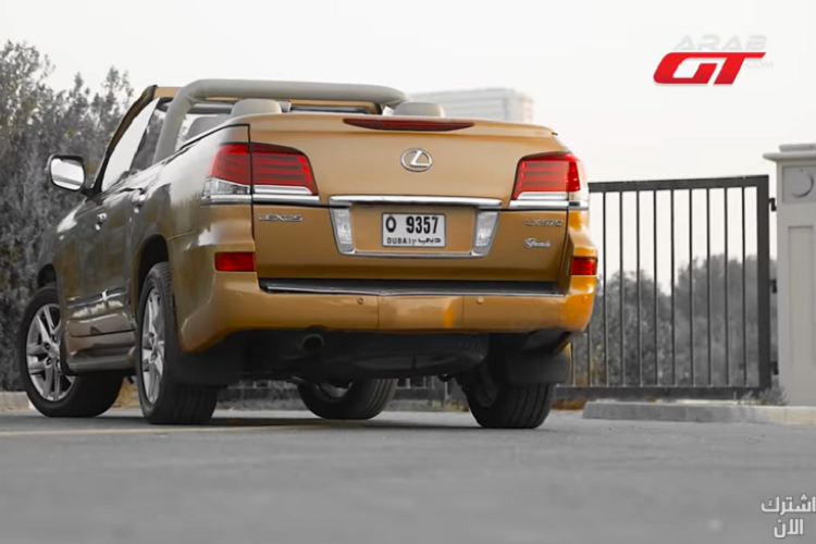 Được tạo ra cho nghề nghiệp nuôi chim ưng, chiếc Lexus LX570 mui trần đặc biệt này đã được cắt bỏ hoàn toàn phần nóc. Ở phía sau, cửa hậu cũng được loại bỏ và chiếc xe giờ đây có nắp cốp kiểu sedan tích hợp đèn phanh thứ ba. Do vậy, phần đuôi xe có thể không còn được đẹp như ban đầu, nhưng nó vẫn cung cấp độ thực dụng cần thiết.