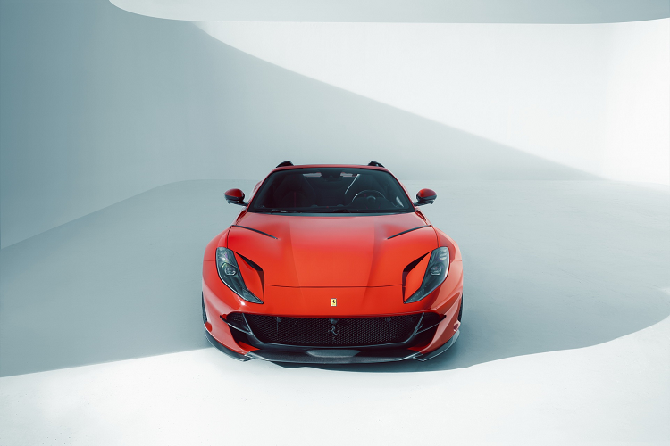 Ngoại thất của siêu xe Ferrari 812 GTS mui trần được Novitec cung cấp 10 lựa chọn nâng cấp như líp cản trước và sau, viền các khe gió khí động học, ốp tai gương chiếu hậu ngoại thất, ốp hông, viền nắp capo, cánh gió khí động học phía sau… Tất cả đều được làm từ sợi carbon với 2 lựa chọn kiểu vân đan chéo khác nhau.