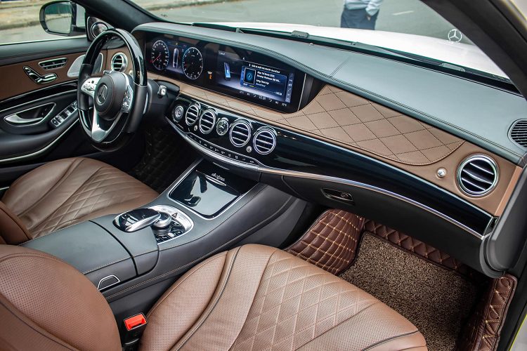 S-Class mới sở hữu hệ thống đèn viền với 64 màu sắc, cho phép hành khách chọn màu cho các khu vực với 10 kiểu phối khác nhau. Hành khách cũng có thể chiều lòng “thính giác” với chất lượng âm thanh trung thực từ hệ thống vòm Burmester® High-End 3D 26 loa công suất 1590 watt (S 450 L Luxury). Hàng ghế sau trên S-Class mới được bổ sung đầu đọc đĩa Bluray, giúp bạn giải trí đúng điệu với tiêu chuẩn cao nhất.