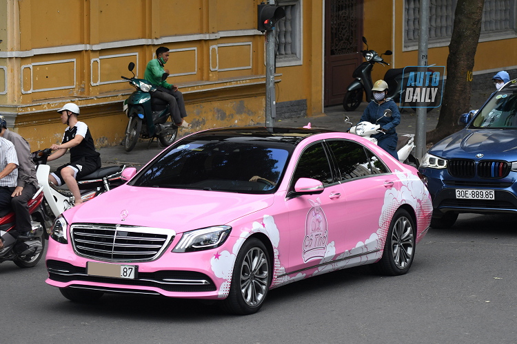 Trong khi đó, chiếc Mercedes-Benz S450 L của Trấn Thành thuộc phiên bản tiêu chuẩn, mua từ năm 2018 và có giá khi đó là 4,2 tỷ đồng chưa bao gồm chi phí ra biển. Sau hơn 2 năm sử dụng, Trấn Thành quyết định chia tay mẫu xe này và nhiều khả năng sẽ tậu về một chiếc xe khác cao cấp hơn.