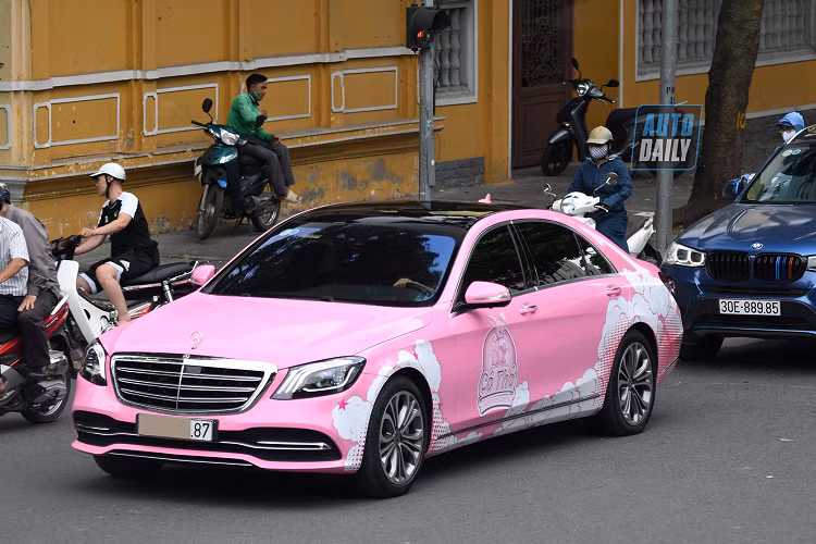 Trong khi đó, chiếc Mercedes-Benz S450 L của Trấn Thành thuộc phiên bản tiêu chuẩn, mua từ năm 2018 và có giá khi đó là 4,2 tỷ đồng chưa bao gồm chi phí ra biển. Sau hơn 2 năm sử dụng, Trấn Thành quyết định chia tay mẫu xe này và nhiều khả năng sẽ tậu về một chiếc xe khác cao cấp hơn.