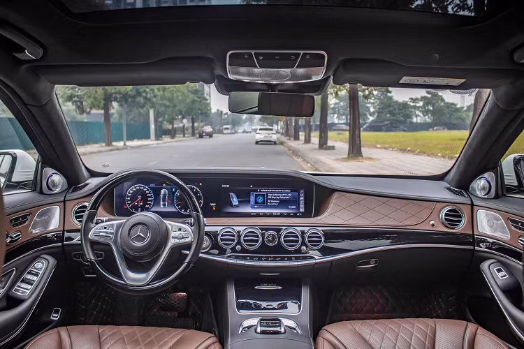 Khoang nội thất của S-Class hướng đến một không gian mở nhờ việc bố trí thông minh các cụm điều khiển và sử dụng các vật liệu cao cấp như da, gỗ, hợp kim nhôm. Phiên bản S 450 L sở hữu nội thất bọc da cao cấp cùng ốp gỗ bóng burr walnut màu nâu, phiên bản S 450 L Luxury được bọc da Nappa và ốp gỗ Piano lacquer màu đen.