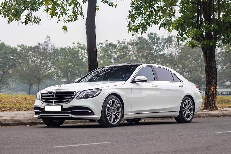 Mercedes-Benz S450 L đời này ra mắt tại Việt Nam hồi tháng 6/2018. Mặc dù chỉ là bản nâng cấp nhưng những thay đổi trên S-Class 2018 vẫn rất đáng chú ý. Cụm đèn trước với công nghệ MULTIBEAM. 3 dải đèn chiếu sáng ban ngày thuôn dài và đổ dốc ra phía trước. Mỗi cụm đèn bao gồm 84 bóng đèn LED hiệu suất cao, tự động điều chỉnh thích ứng theo điều kiện giao thông và thời tiết.