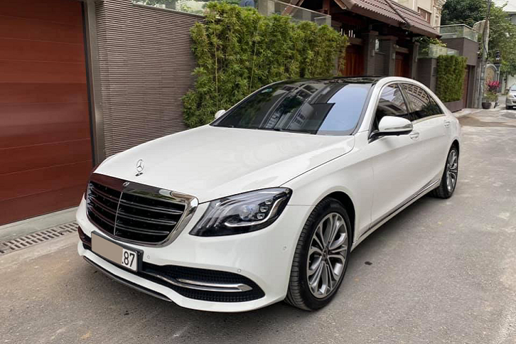 Ngay trong những ngày đầu năm 2021, liên tiếp 2 ngôi sao trong làng giải trí Việt đã quyết định bán lại 1 trong số những chiếc xế sang của mình. Và thật trùng hợp, cả 2 chiếc xe sang mà ca sĩ Tuấn Hưng và MC Trấn Thành vừa bán đều là Mercedes-Benz S450 L có giá bán gần 5 tỷ đồng tại Việt Nam. Chiếc Mercedes-Benz S450 L Luxury của Tuấn Hưng mua về đầu năm 2019 và có giá hơn 4,7 tỷ đồng. Sau khi ra biển trắng, giá trị của xe vượt mức 5 tỷ đồng. Đến nay, sau đúng 2 năm sử dụng, xe đang được showroom tư nhân tại Hà Nội chào bán lại với giá hơn 3 tỷ đồng.