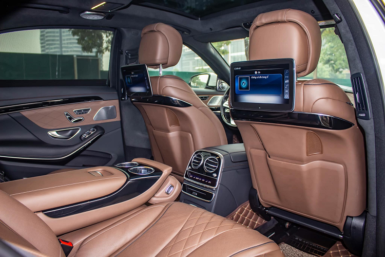 Thiết kế tay lái hoàn toàn mới với 3 chấu hình chữ V mạ chrome, cùng bố cục phím điều khiển tinh gọn, mang đến sự tự tin cho người lái. Cụm điều khiển Cruise Control/Speed Limit nay đã được tích hợp trên tay lái, mang đến sự tiện lợi khi thao tác. Đáng chú ý là bảng đồng hồ kỹ thuật số với sự kết hợp của hai màn hình hiển thị chất lượng cao kích thước 12,3 inch. Người lái có thể lựa chọn 3 chủ đề hiển thị khác nhau cho bảng đồng hồ kỹ thuật số, bao gồm ‘Cổ điển’, ‘Thể thao’ và ‘Cấp tiến’.