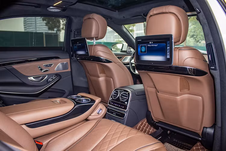 Thiết kế tay lái hoàn toàn mới với 3 chấu hình chữ V mạ chrome, cùng bố cục phím điều khiển tinh gọn, mang đến sự tự tin cho người lái. Cụm điều khiển Cruise Control/Speed Limit nay đã được tích hợp trên tay lái, mang đến sự tiện lợi khi thao tác. Đáng chú ý là bảng đồng hồ kỹ thuật số với sự kết hợp của hai màn hình hiển thị chất lượng cao kích thước 12,3 inch. Người lái có thể lựa chọn 3 chủ đề hiển thị khác nhau cho bảng đồng hồ kỹ thuật số, bao gồm ‘Cổ điển’, ‘Thể thao’ và ‘Cấp tiến’.