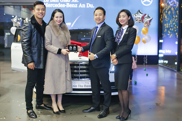 Lưới tản nhiệt trên S-Class mới là dạng 3 nan kép thay cho 4 nan đơn như trước đây, đi kèm với các sọc đứng màu đen bóng. Cản trước của xe được thiết kế liền khối với điểm nhấn là thanh chrome cỡ lớn nằm ngang. Cả hai phiên bản S 450 L và S 450 L Luxury đều sở hữu mâm xe mới, loại 5 chấu kép 18 inch hoặc 5 chấu kép cách điệu với 2 màu tương phản 19 inch. Cụm đèn hậu được chia ra thành 3 tầng với hiệu ứng “vệt sáng” phản quang. Cản sau được hạ thấp, liền khối theo phương ngang với thanh chrome ôm trọn hai ống xả.