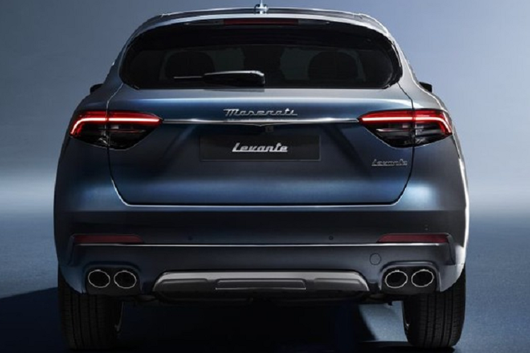 Về ngoại hình, Maserati Levante Hybrid sở hữu màu sơn có tên gọi Azzurro Astro với 3 lớp sơn ánh kim. Các chi tiết đặc biệt khác giúp nhận biết Levante Hybrid chính là màu xanh sẫm ở hốc hút gió, củ phanh và logo chiếc đinh ba ở cột C. 