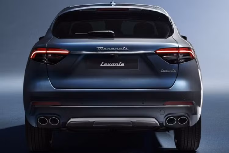 Về ngoại hình, Maserati Levante Hybrid sở hữu màu sơn có tên gọi Azzurro Astro với 3 lớp sơn ánh kim. Các chi tiết đặc biệt khác giúp nhận biết Levante Hybrid chính là màu xanh sẫm ở hốc hút gió, củ phanh và logo chiếc đinh ba ở cột C. 