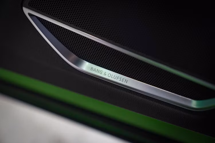 Hệ thống âm thanh Bang &amp; Olufsen Premium 3D, 15 loa, công suất 680 W. Cửa sổ trời toàn cảnh chỉnh điện và khoang hành lý dung tích tối đa 1.400 lít.