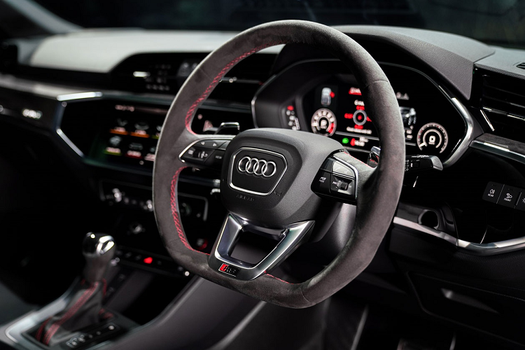 Bên trong, ghế trước dạng RS Sports màu đen và chỉ thêu họa tiết tổ ong, được bọc da Nappa Fine. Huy hiệu RS được in chìm trên tựa lưng. Vô lăng đa chức năng bọc da Alcantara, tích hợp lẫy chuyển số phía sau. Dây an toàn có màu đỏ thể thao.