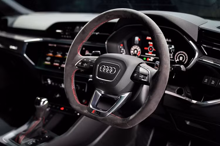 Bên trong, ghế trước dạng RS Sports màu đen và chỉ thêu họa tiết tổ ong, được bọc da Nappa Fine. Huy hiệu RS được in chìm trên tựa lưng. Vô lăng đa chức năng bọc da Alcantara, tích hợp lẫy chuyển số phía sau. Dây an toàn có màu đỏ thể thao.