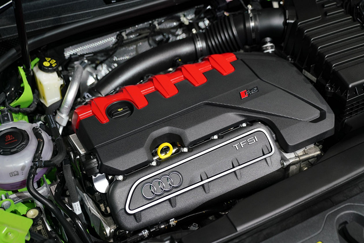 Về hiệu suất, Audi RS Q3 Sportback quattro có âm thanh động cơ uy lực nhờ hệ thống ống xả được tinh chỉnh. Hệ thống treo thể thao RS giúp thân xe thấp hơn 10 mm so với bản tiêu chuẩn. Sức mạnh của xe đến từ động cơ 5 xy-lanh thẳng hàng 2.5L tăng áp, hộp số tự động 7 cấp S Tronic và hệ dẫn động 4 bánh quattro.