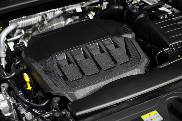 Cả 2 phiên bản đều được trang bị động cơ xăng 4 xy-lanh 2.0L tăng áp, hộp số tự động S Tronic 7 cấp, hệ dẫn động 4 bánh quattro, công suất cực đại 180 mã lực, mô-men xoắn 320 Nm, cho khả năng tăng tốc 0-100 km/h trong 7,8 giây.