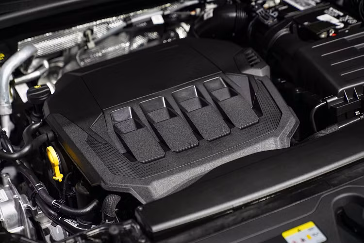 Cả 2 phiên bản đều được trang bị động cơ xăng 4 xy-lanh 2.0L tăng áp, hộp số tự động S Tronic 7 cấp, hệ dẫn động 4 bánh quattro, công suất cực đại 180 mã lực, mô-men xoắn 320 Nm, cho khả năng tăng tốc 0-100 km/h trong 7,8 giây.