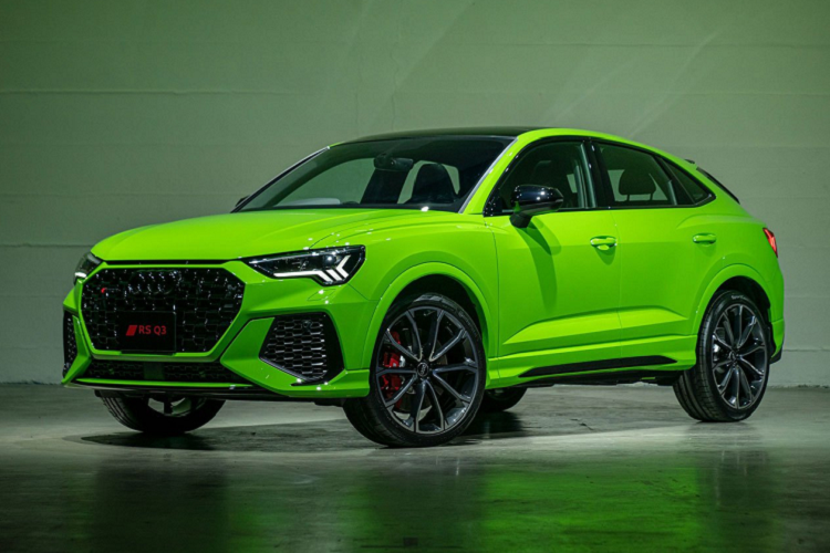 Audi RS Q3 Sportback quattro 2021 là dòng xe hiệu suất cao nhất trong phân khúc SUV cỡ nhỏ. Xe được trang bị bộ body kit RS đen bóng, logo Audi và tên xe được sơn màu đen bóng Glossy Black, lưới tản nhiệt dạng tổ ong màu đen, cản sau có thiết kế theo kiểu boomerang. Phiên bản này còn được trang bị kẹp phanh màu đỏ.