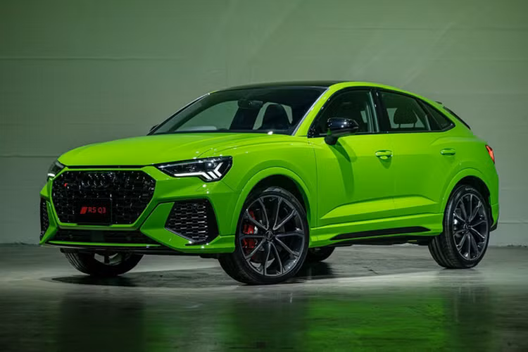 Audi RS Q3 Sportback quattro 2021 là dòng xe hiệu suất cao nhất trong phân khúc SUV cỡ nhỏ. Xe được trang bị bộ body kit RS đen bóng, logo Audi và tên xe được sơn màu đen bóng Glossy Black, lưới tản nhiệt dạng tổ ong màu đen, cản sau có thiết kế theo kiểu boomerang. Phiên bản này còn được trang bị kẹp phanh màu đỏ.